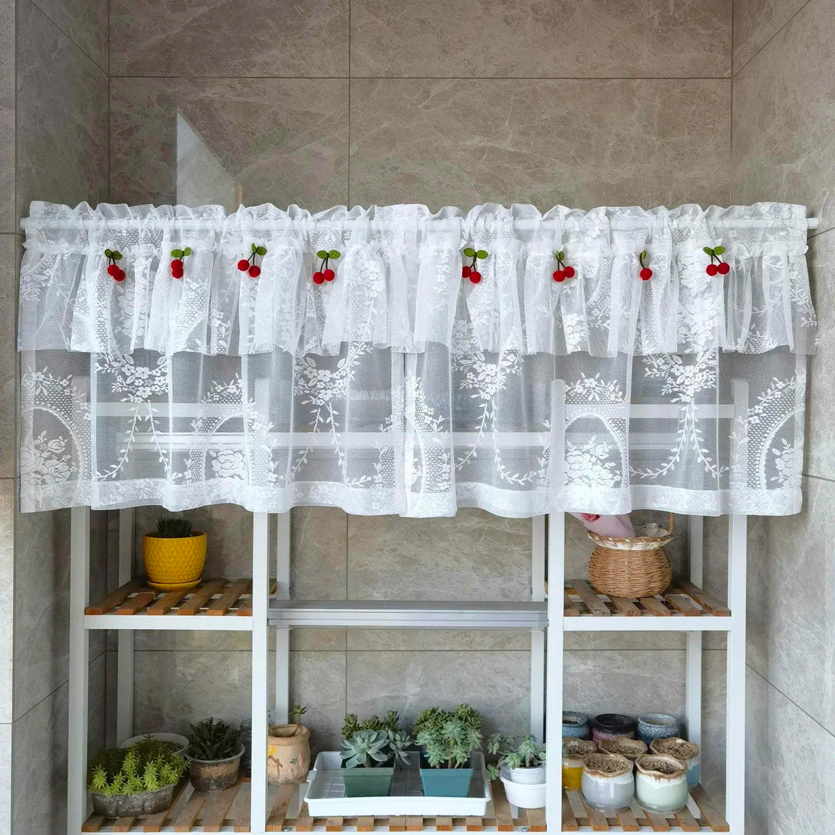 Détail du tissu tulle blanc avec plissé fixe et texture légère