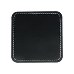 Petit sous-verre carré en cuir noir avec couture blanche autour du bord.
