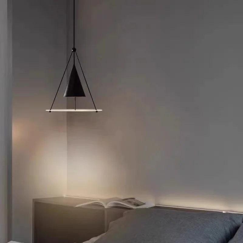 suspension lumineuse moderne conique noir blanc doré diffuseur grille opacité minimaliste chaînes métalliques