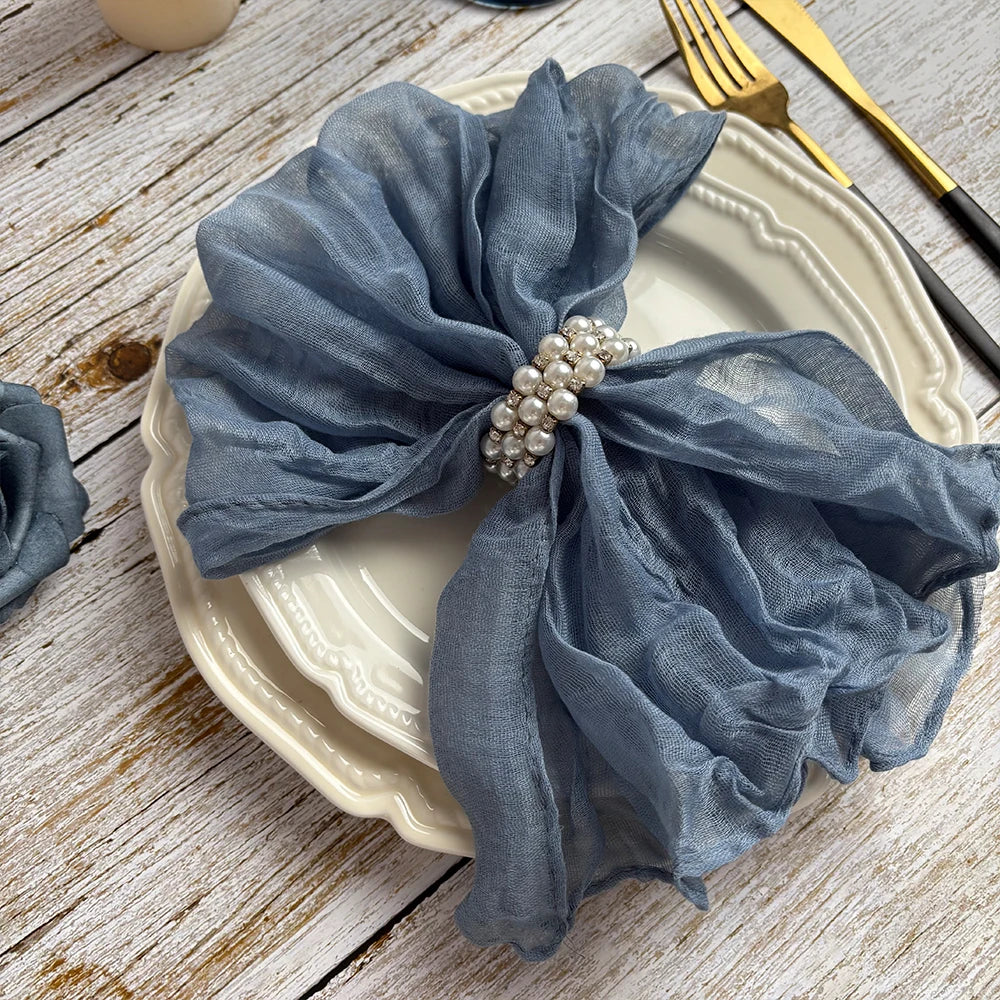 serviettes tissu polyester pliées gris rose vert texture ondulée clips métalliques classiques maison restaurant