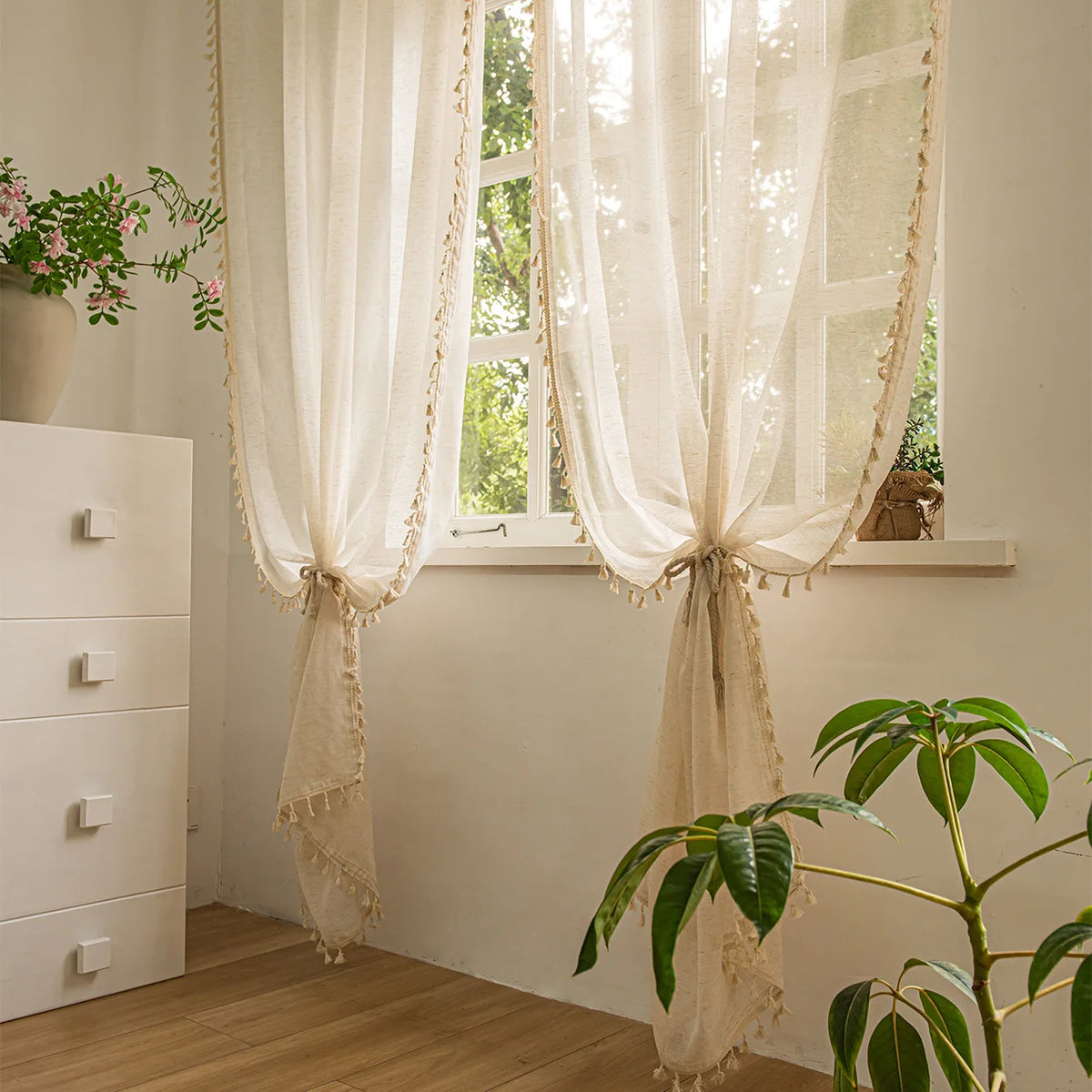 rideau moderne bohème semi transparent beige franges dorées anneaux métalliques intérieur salon chambre