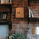 horloge murale marron clair rouge foncé gris imitation cuir chiffres romains vintage rustique minimaliste