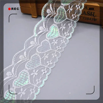 ruban dentelle rouge blanc rose bleu clair coeurs motifs floraux texture fine translucide classique