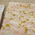 tissu polyester floral blanc rose doré motifs roses feuilles semi transparent bricolage couture décoratif