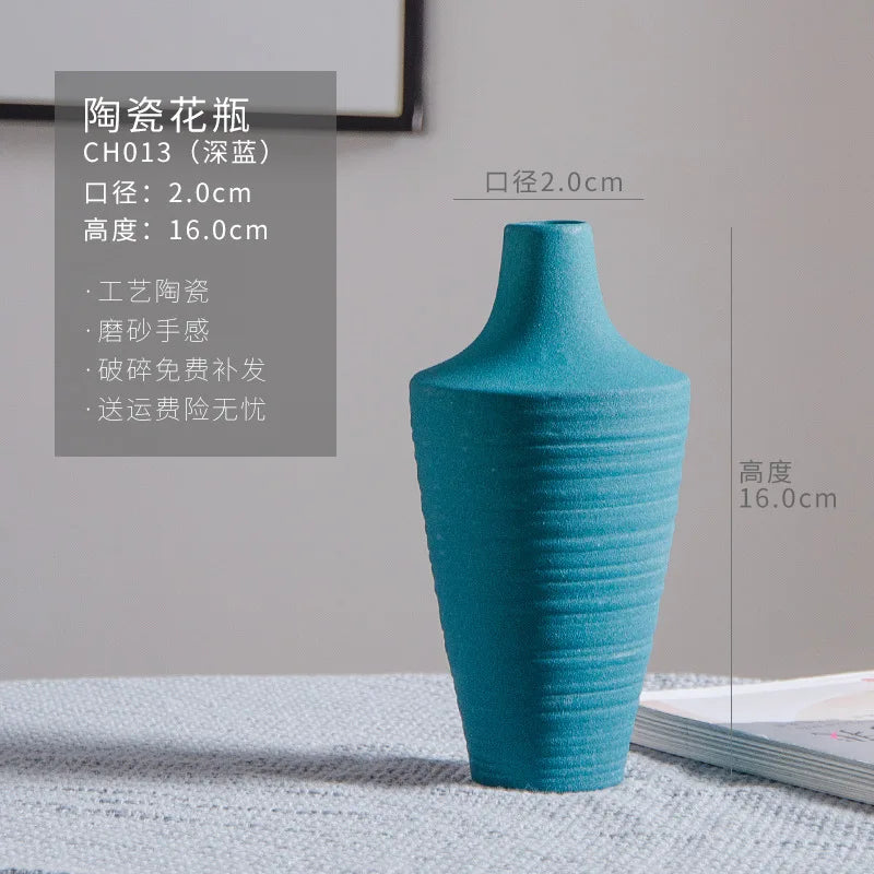 Vase décoratif en céramique de couleur bleue profonde avec un design élégant de lignes horizontales.