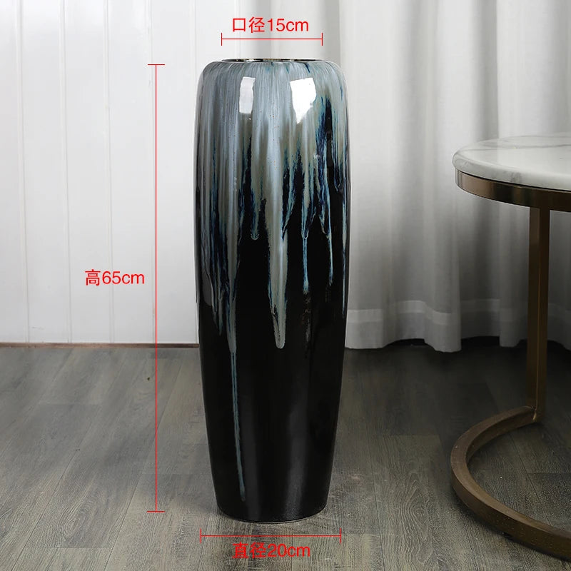 Vase décoratif en céramique noir et bleu avec des rayures verticales donnant un effet ondulé, mesurant 65 cm de haut et 15 cm de diamètre.
