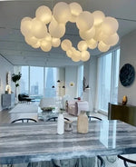 suspension lumineuse moderne blanc boules sphériques opacité câbles suspendus led élégante salon décoration maison