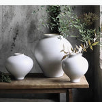 vases blancs modernes texture mat opaques décoration intérieure arrangement fleurs table