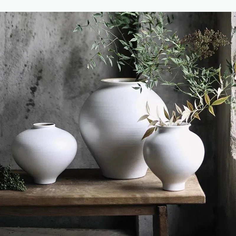 vases blancs modernes texture mat opaques décoration intérieure arrangement fleurs table