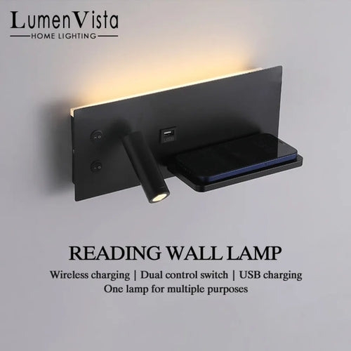 Lampe murale LED moderne avec charge sans fil dans une chambre adulte