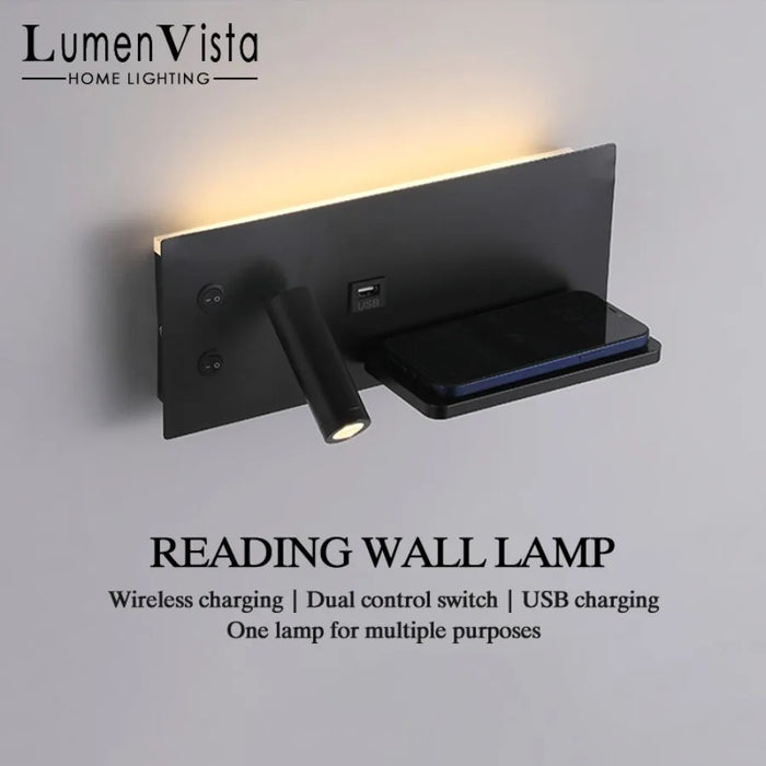 Lampe murale LED moderne avec charge sans fil dans une chambre adulte