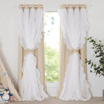 Rideaux élégants avec double drapé blanc et beige, rehaussés de jolis nœuds décoratifs. Parfaits pour apporter luminosité et sophistication à un salon ou une chambre. Accessoire déco idéal pour sublimer votre intérieur avec charme et simplicité.