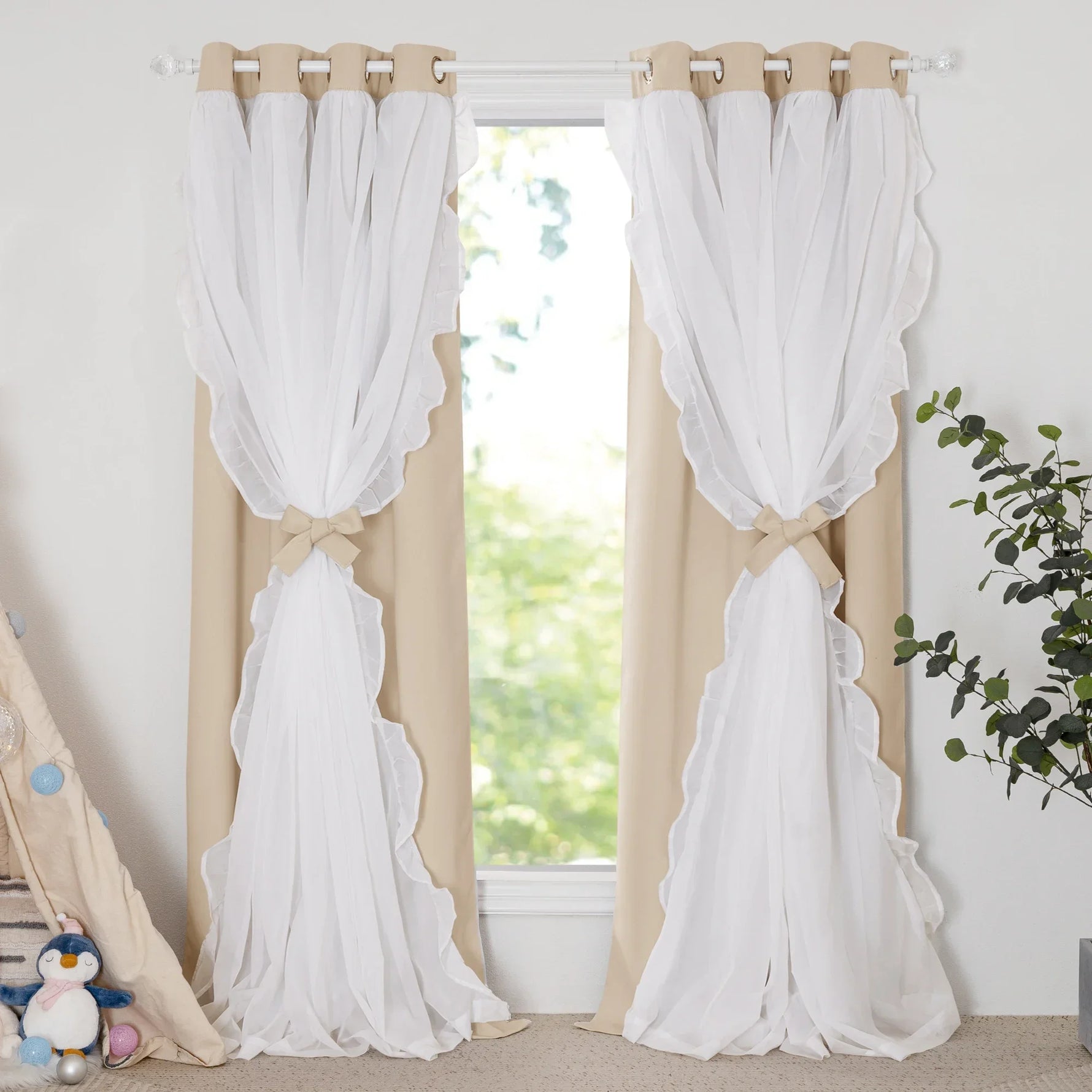 Rideaux élégants avec double drapé blanc et beige, rehaussés de jolis nœuds décoratifs. Parfaits pour apporter luminosité et sophistication à un salon ou une chambre. Accessoire déco idéal pour sublimer votre intérieur avec charme et simplicité.