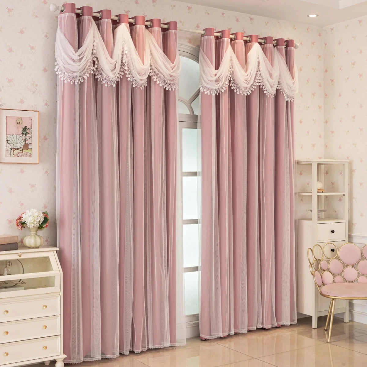 rideaux rose clair opaques classiques anneaux ruban décoratif pompons uniextérieur fenêtre plate bloque lumière