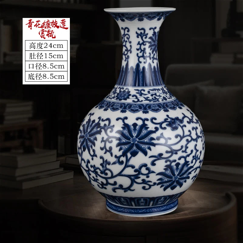 Magnifique vase en porcelaine bleue et blanche orné de motifs floraux élégants.