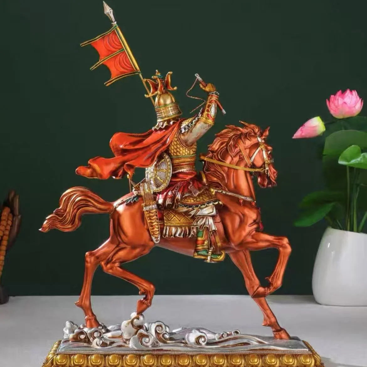 statue équestre décorative armure texturée motifs floraux base argentée drapeau rouge lotus pot blanc