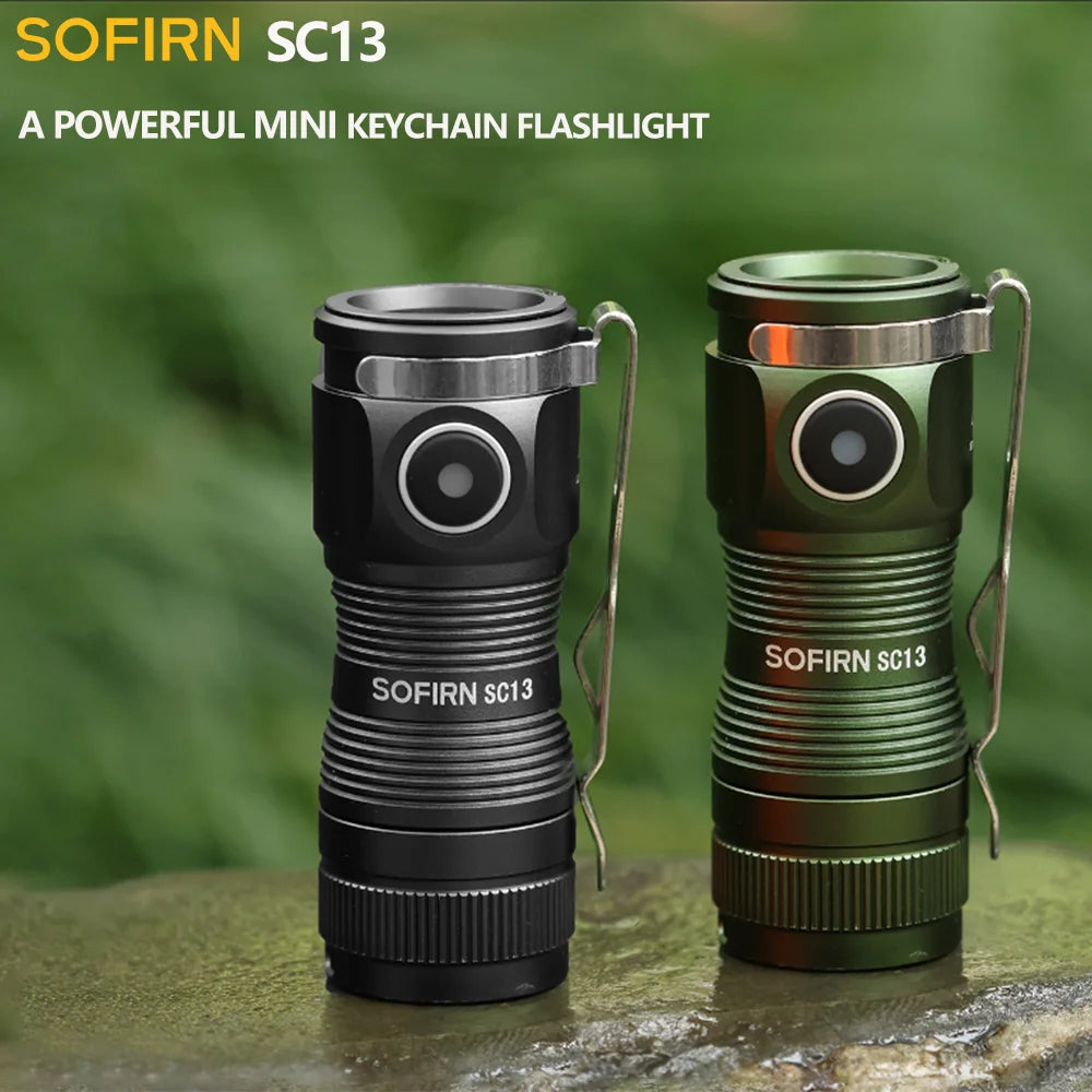 lampe torche compacte robuste led vert noir texturée clip intégré éclairage intense résistance chocs