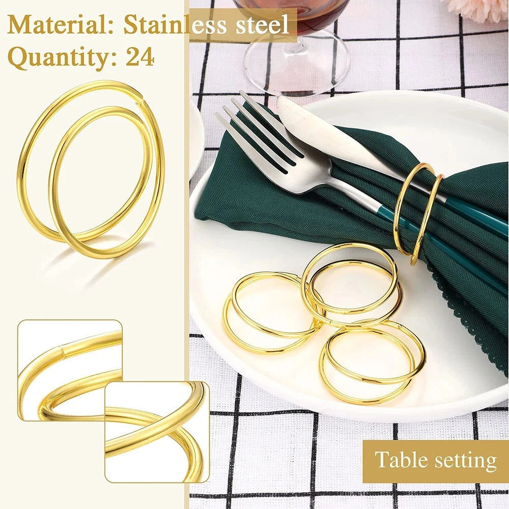Ensemble de couverts de table en acier inoxydable doré, comprenant 24 pièces posées sur une serviette verte sur un fond blanc et noir.