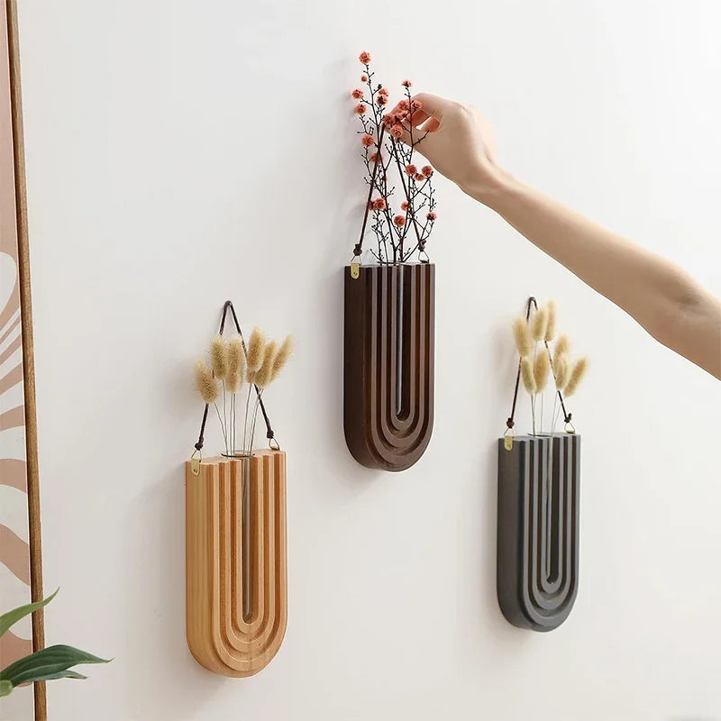 vase mural bois rayures modernes noir marron clair fleurs artificielles decoration minimaliste interieur