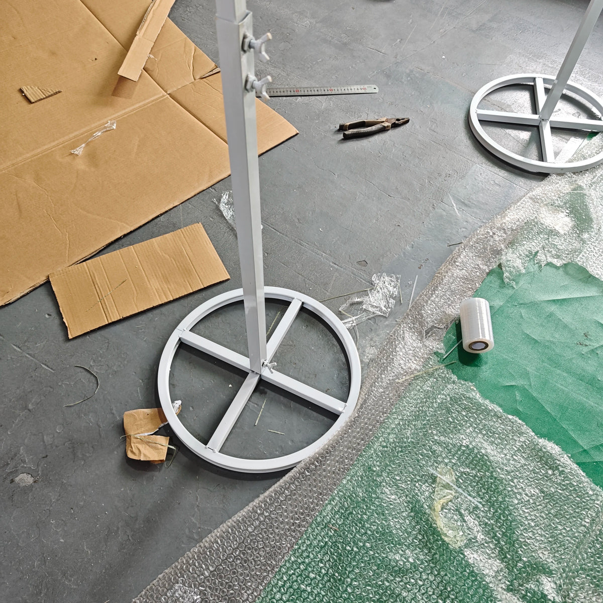 support décoration métallique contemporain pieds circulaires blanc noir
