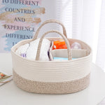 Panier de rangement bébé en corde de coton bleu avec des couches et produits de soin