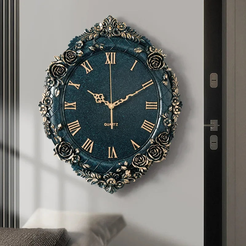 horloge murale vintage baroque motif floral roses bleu blanc argent aiguille quartz résine