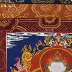 tapisserie décorative bouddhiste brodée motifs religieux ornements floraux pompons clips métalliques bleu rouge or