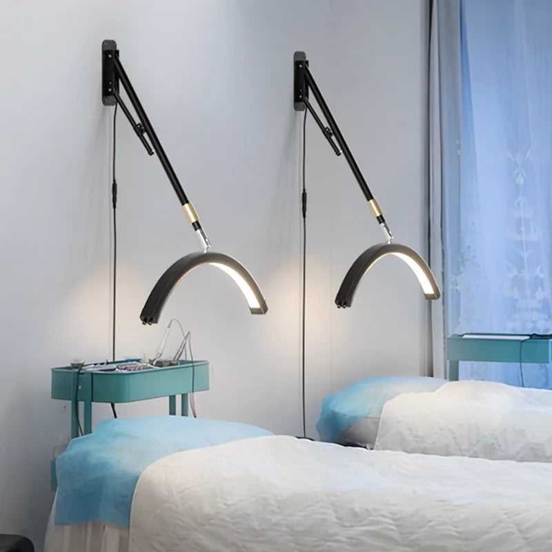 Lampe demi-lune installée dans un salon de beauté