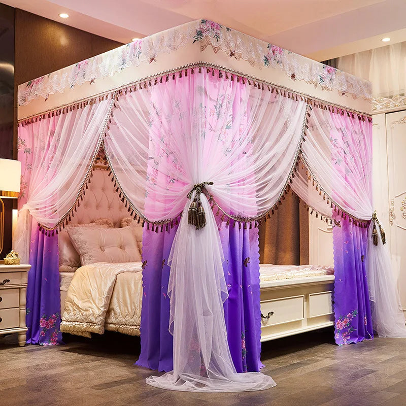 Un lit à baldaquin lumineux et romantique, avec des rideaux roses et violets ornés de motifs floraux délicats, crée une atmosphère élégante et féminine dans cette chambre.