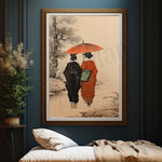 Deux personnes se promènent sous la pluie, portant des parapluies de couleur contrastante et marchant sur un chemin entouré de végétation.