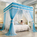 Un lit aux rideaux bleus et blancs dans une chambre élégante et lumineuse.