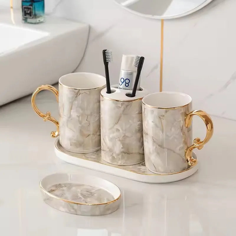 ensemble vaisselle salle bain marbre blanc gris or classique tasses poignées dorées porte brosse