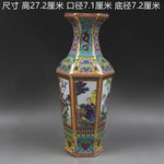 Cette image représente un vase de porcelaine de forme octogonale décoré de scènes de paysage et de personnages dans des couleurs vives.