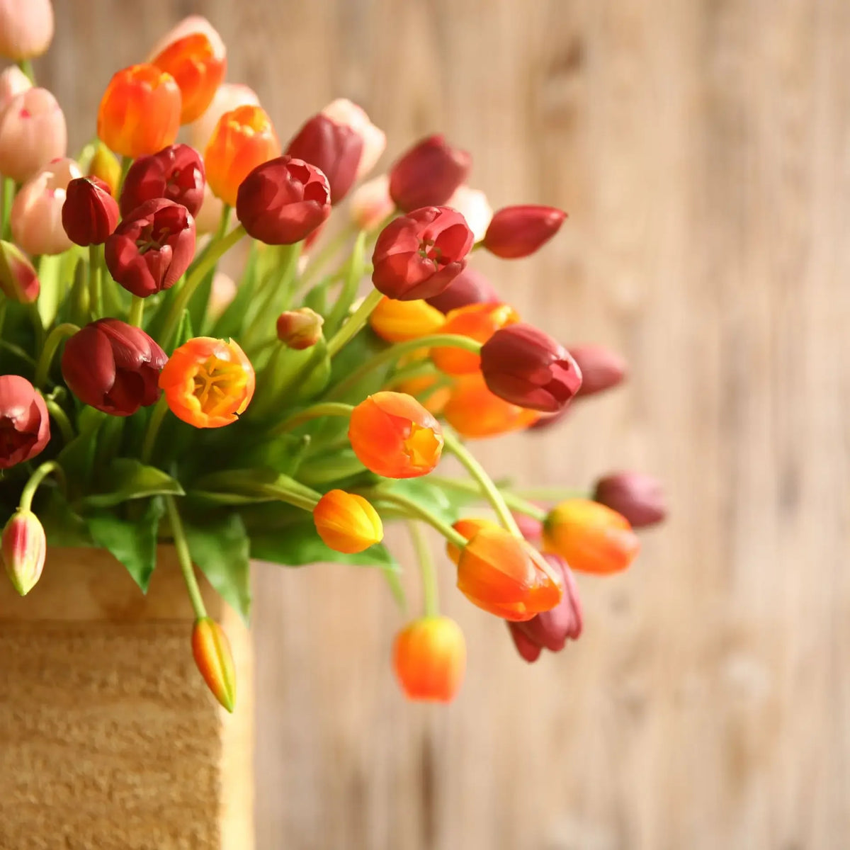 bouquet tulipes artificielles jaune orange rouge blanc décoration intérieure moderne vase verre anniversaire mariage