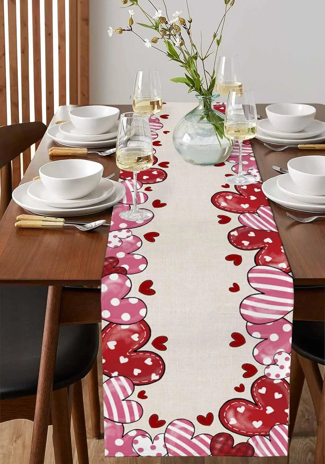Cette table de salle à manger bien décorée avec des motifs de coeurs roses et rouges crée une ambiance chaleureuse et festive.