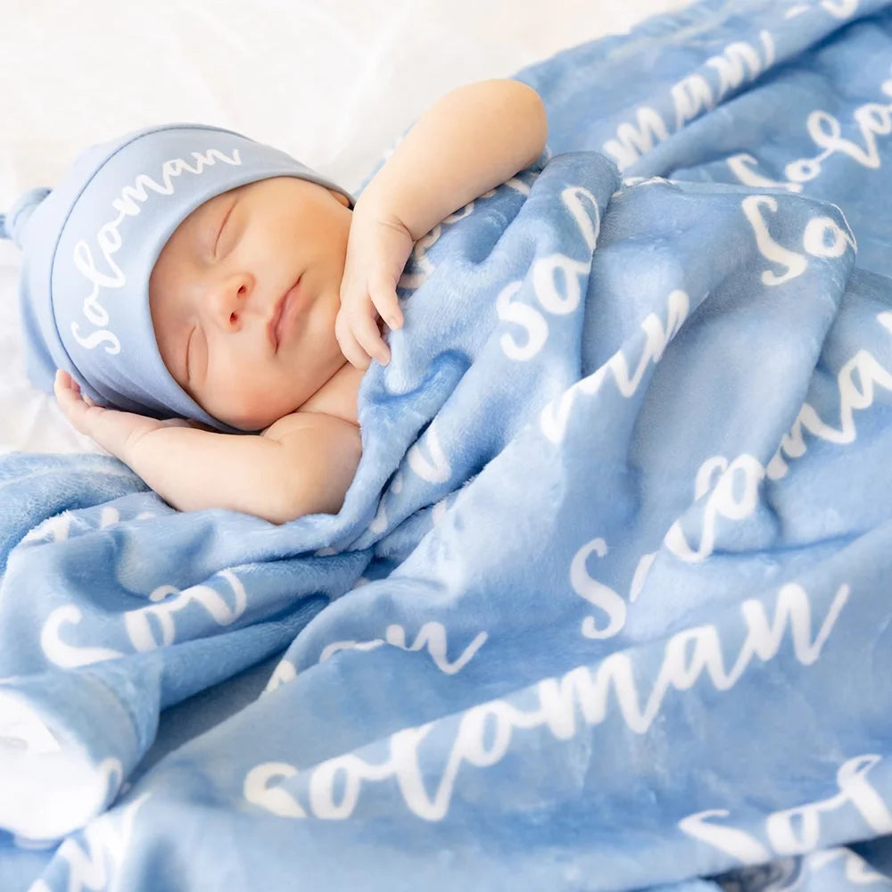 couverture bébé douce imprimée lettres blanches bleu clair rose pâle gris verte