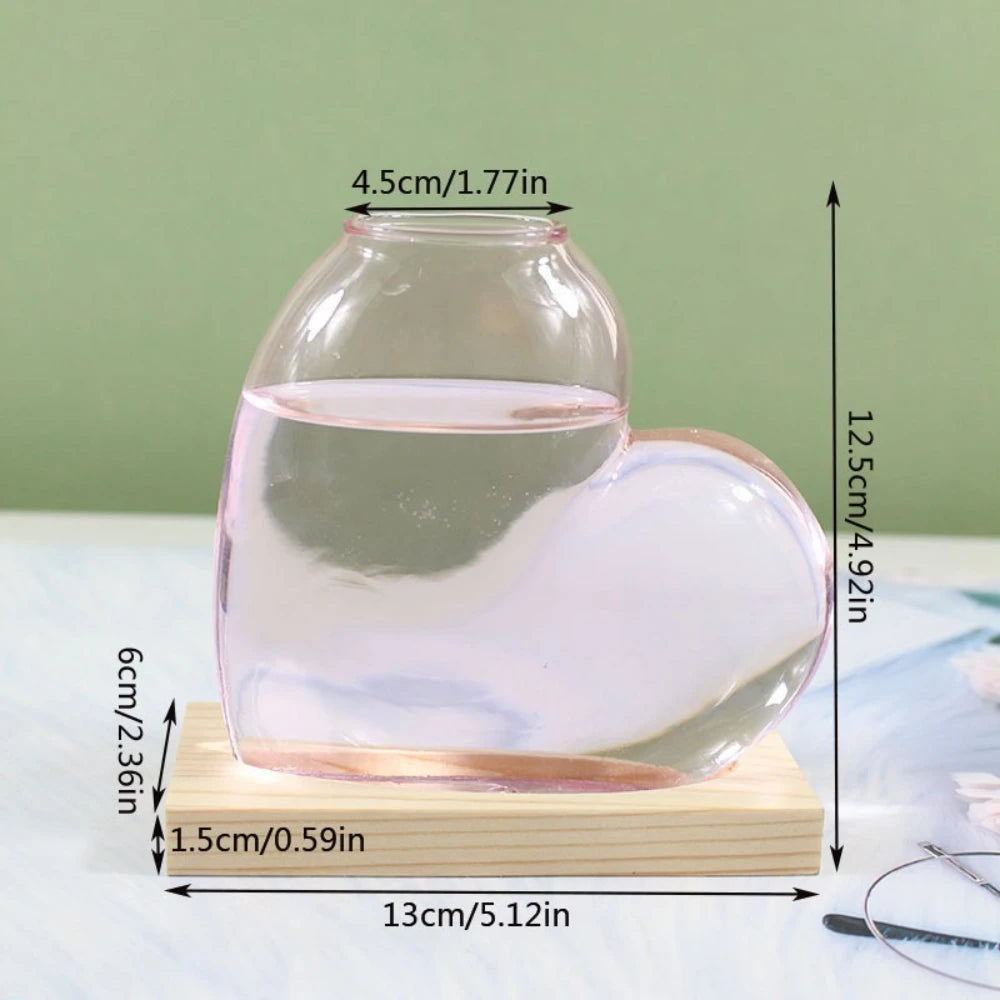 vase verre forme cœur transparent moderne plante verte support bois