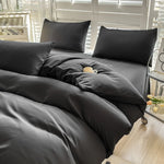 Housse de couette noire dans une chambre moderne