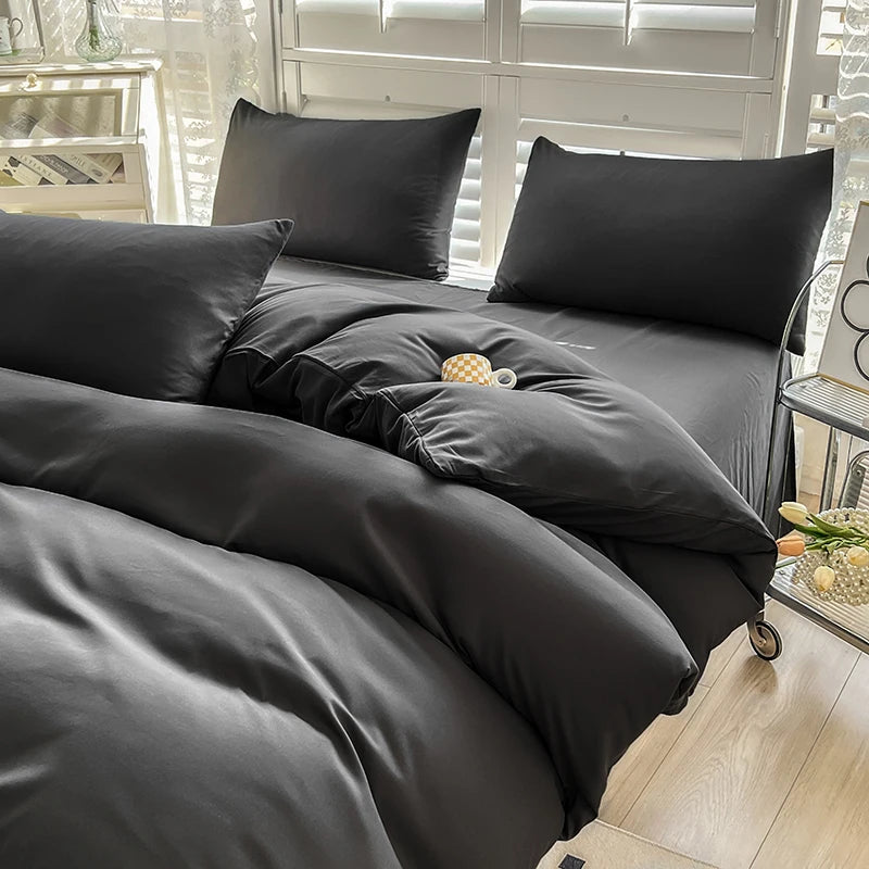 Housse de couette noire dans une chambre moderne