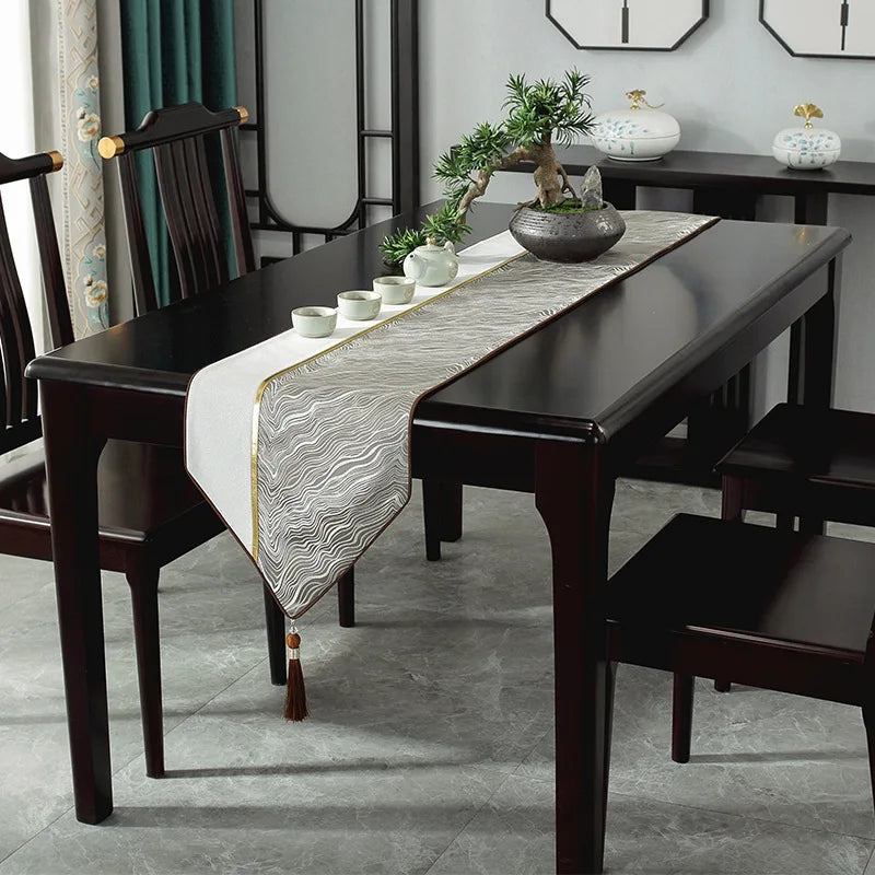 Une salle à manger contemporaine avec une table en bois sombre, des décorations botaniques et des accents de couleurs neutres, créant une ambiance élégante et apaisante.