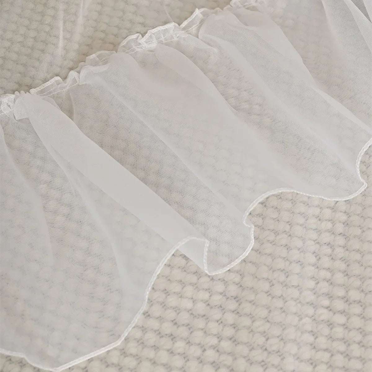 rideaux rose clair blanc volants translucides classique decoratif anneaux suspension salon chambre