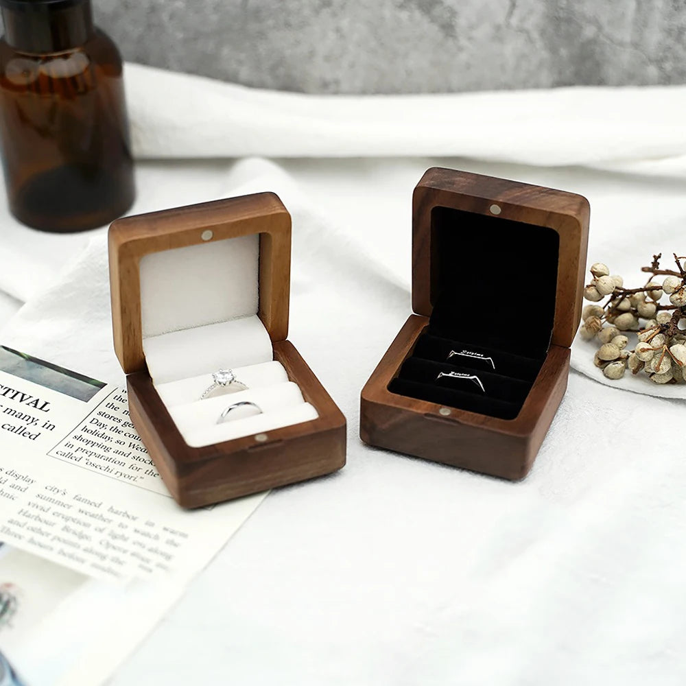 boîtes bijoux bois marron intérieur blanc anneaux rangement classique minimaliste protection organisation elegance rusticité