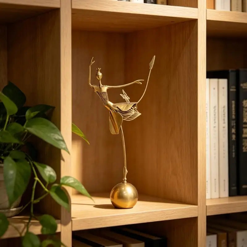 ornement artistique sculpture danseuse moderne or abstrait lignes fines base sphérique doréeextérieur jardin decorationminimaliste