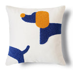 Coussin décoratif orné d'une silhouette de chien bleu et jaune sur un fond blanc.