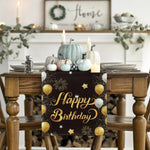 Sur cette image de décoration pour un anniversaire, on peut voir un plateau de table en bois, décoré de bougies, de citrouilles et de décorations dorées, avec une bannière "Happy Birthday" au-dessus, dans un style festif et élégant.