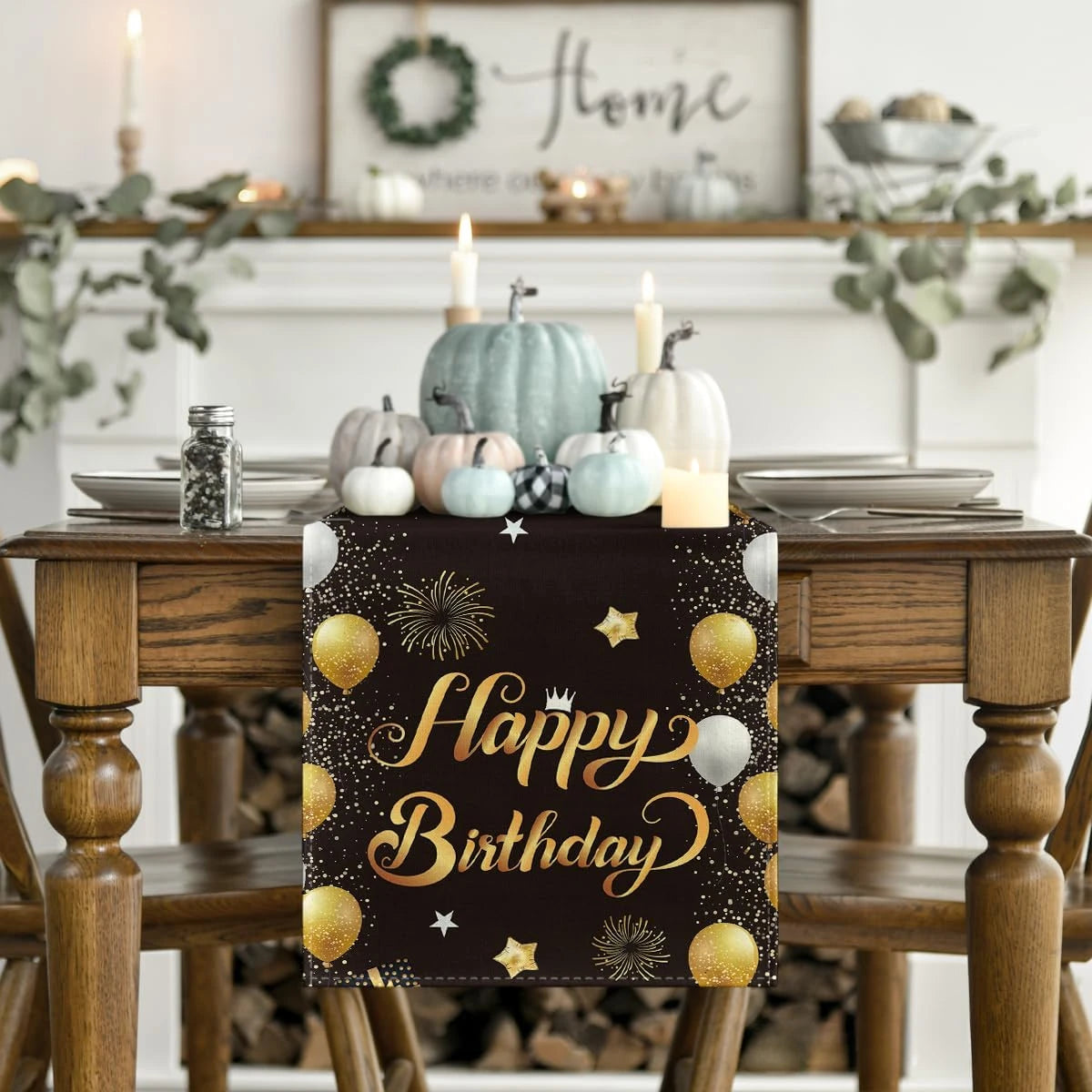 Sur cette image de décoration pour un anniversaire, on peut voir un plateau de table en bois, décoré de bougies, de citrouilles et de décorations dorées, avec une bannière "Happy Birthday" au-dessus, dans un style festif et élégant.