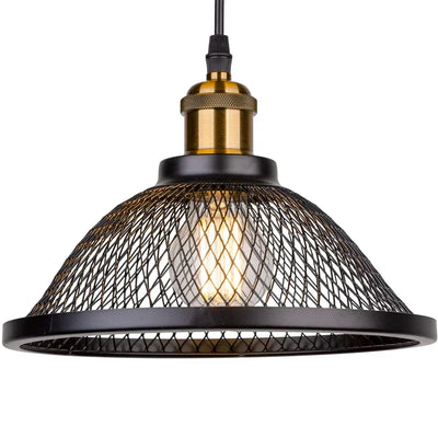 Suspension luminaire noir vintage avec cage en filet dans une cuisine moderne