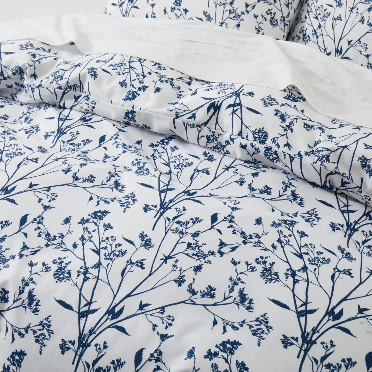 Détail du motif floral sur housse de couette bleu et blanc