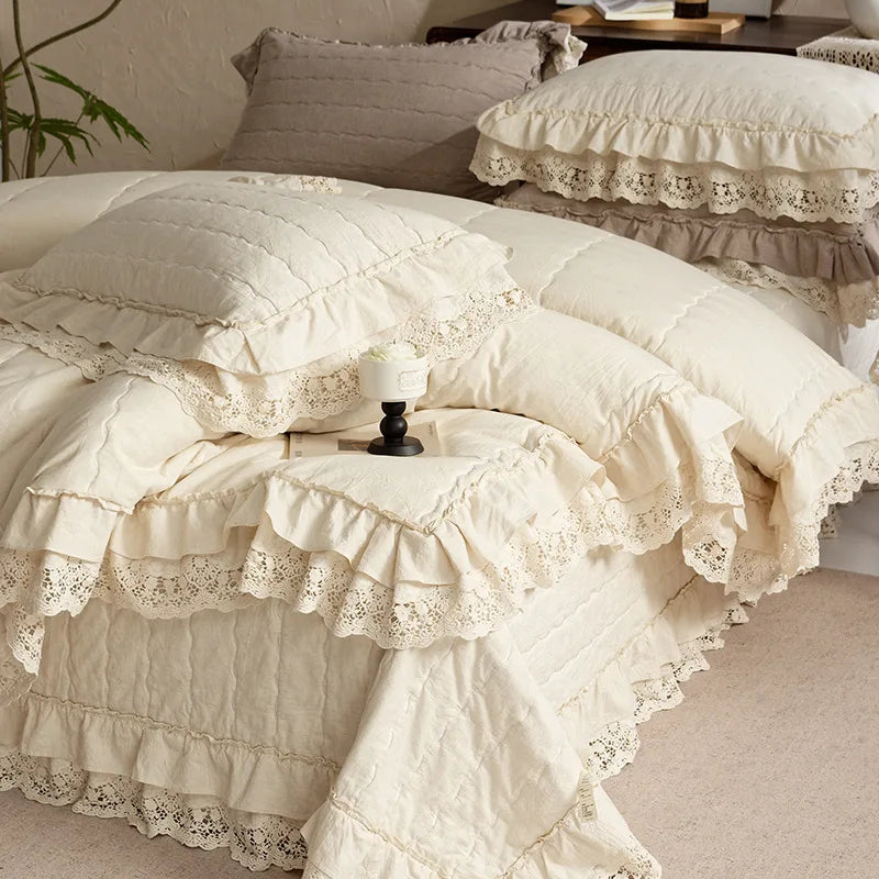 ensemble literie coton quilting dentelle crème beige marron vintage shabby chic couverture taies oreillers