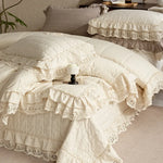 ensemble literie coton quilting dentelle crème beige marron vintage shabby chic couverture taies oreillers